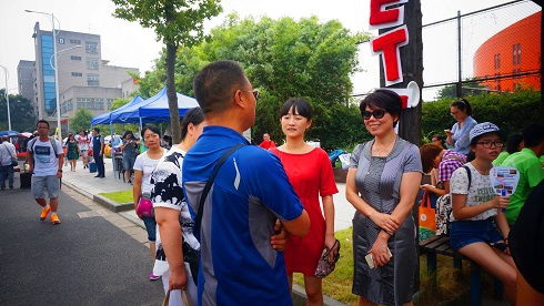 台湾av领导与家长亲切交谈